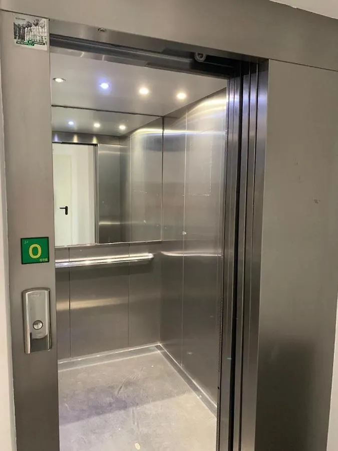 -Malagasunapts- Citycentre Rooftop Pool Apartment